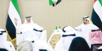عبدالخالق عبدالله ومحمد الحمادي خلال الجلسة الحوارية