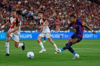 إيرادات برشلونة تتجاوز المليار يورو
