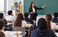 ضرورة امتلاك المدرسين الكفاءة التخصصية لتقديم المادة العلمية بالإنجليزية  | صورة مولدة بالذكاء الاصطناعي