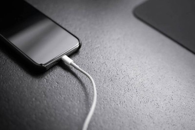 نرتكبه كل ليلة.. خطأ شائع يقضي على بطارية هاتفك بصمت