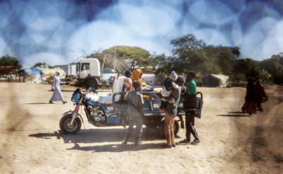عائلة سودانية من الفاشر أثناء انتقالها على عربة آلية بين تشاد والسودان
