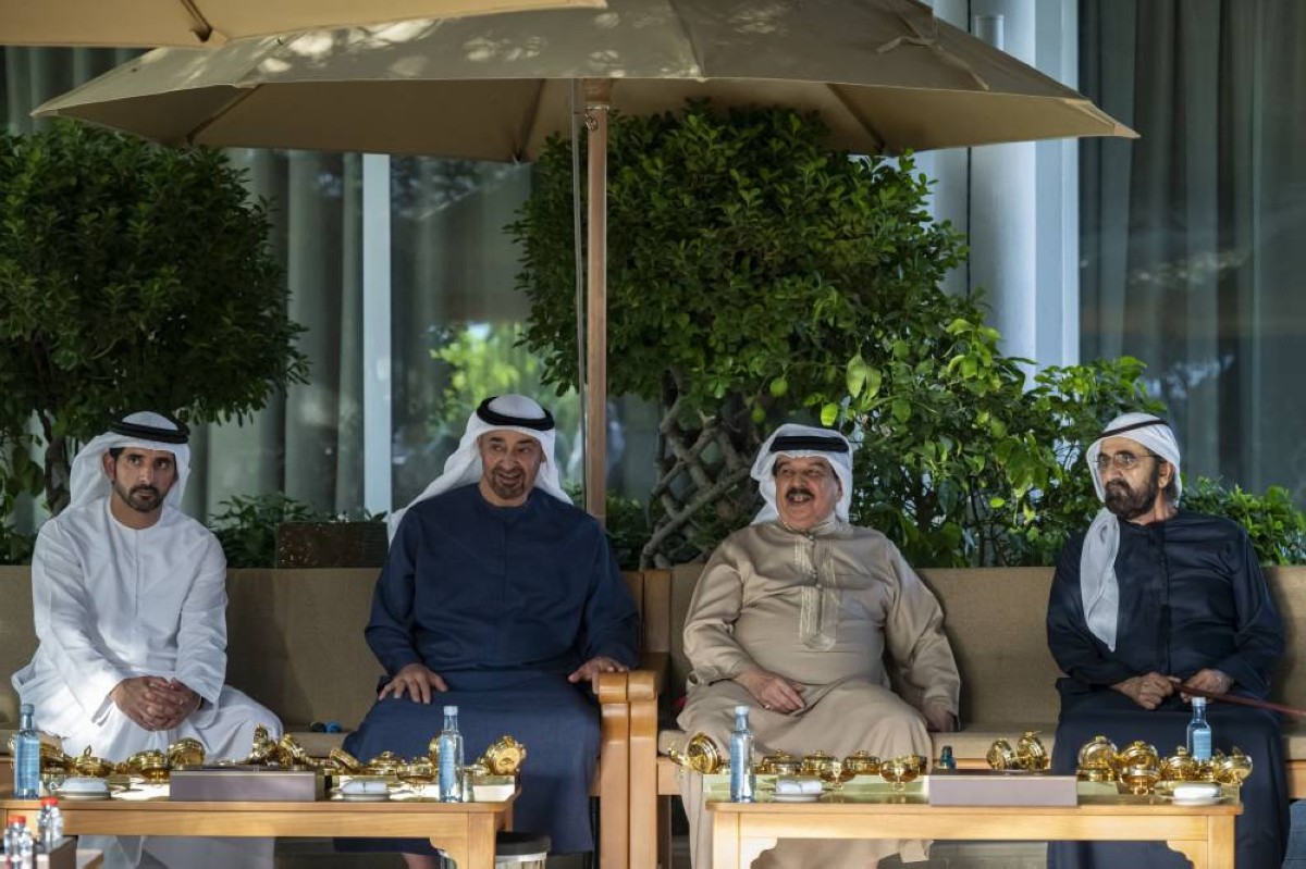 محمد بن زايد بحضور محمد بن راشد يلتقي ملك البحرين