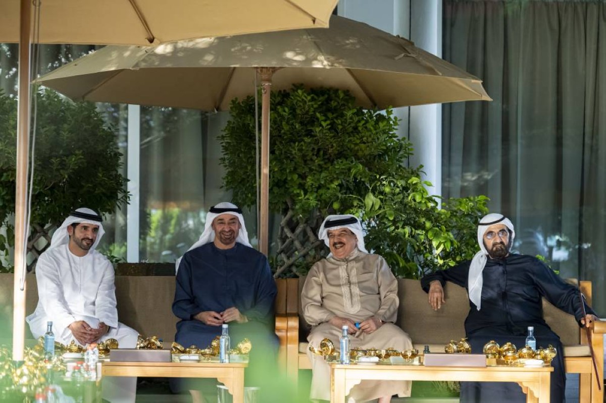 محمد بن زايد بحضور محمد بن راشد يلتقي ملك البحرين