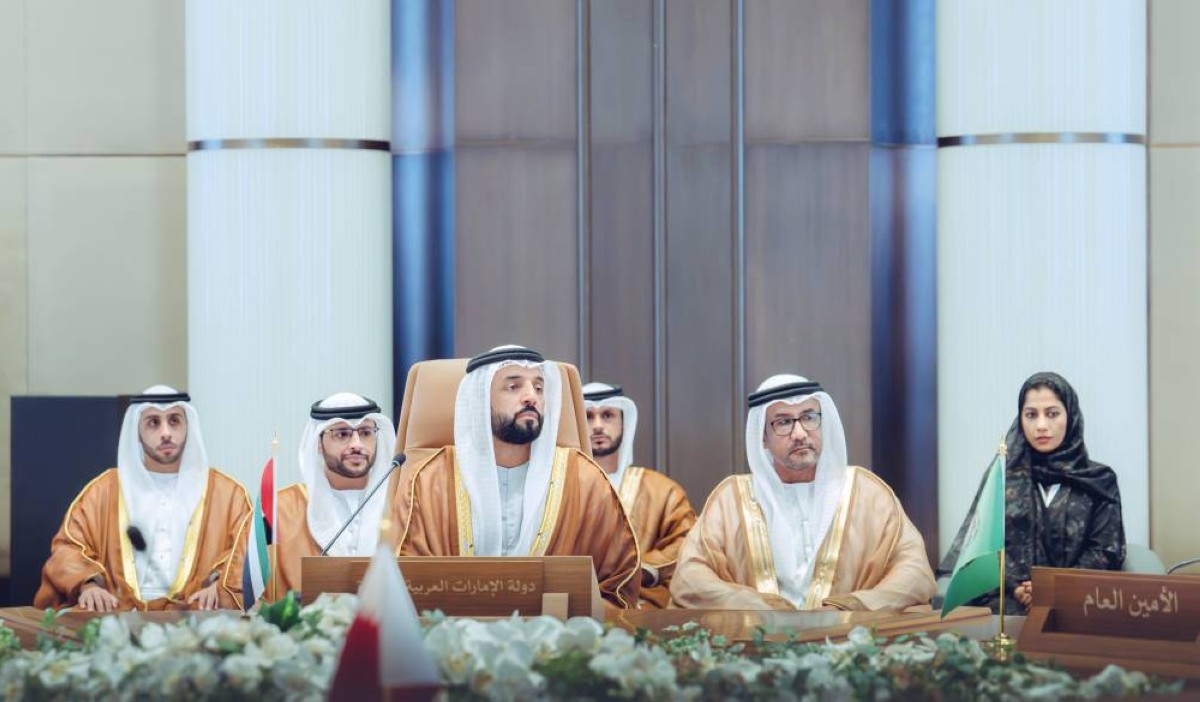 سلطان النيادي خلال الاجتماع بحضور خالد النعيمي وغانم الهاجري