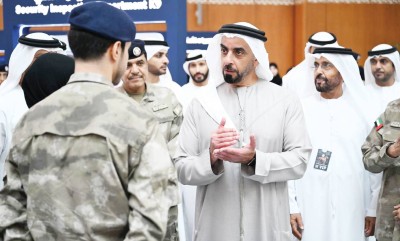 سيف بن زايد متفقداً جناح شرطة أبوظبي المشارك في معرض الصيد والفروسية
