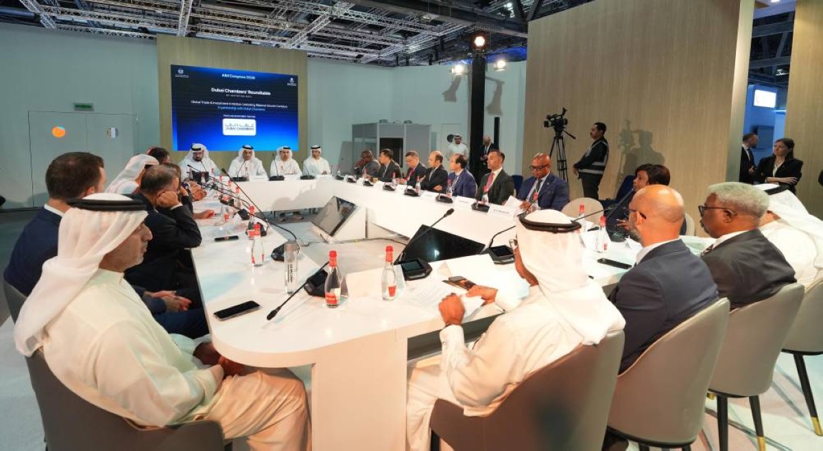  المسؤولون خلال نقاشات طاولة نقاش المستديرة لغرف دبي ضمن فعاليات قمة AIM للاستثمار 2026 | من المصدر
