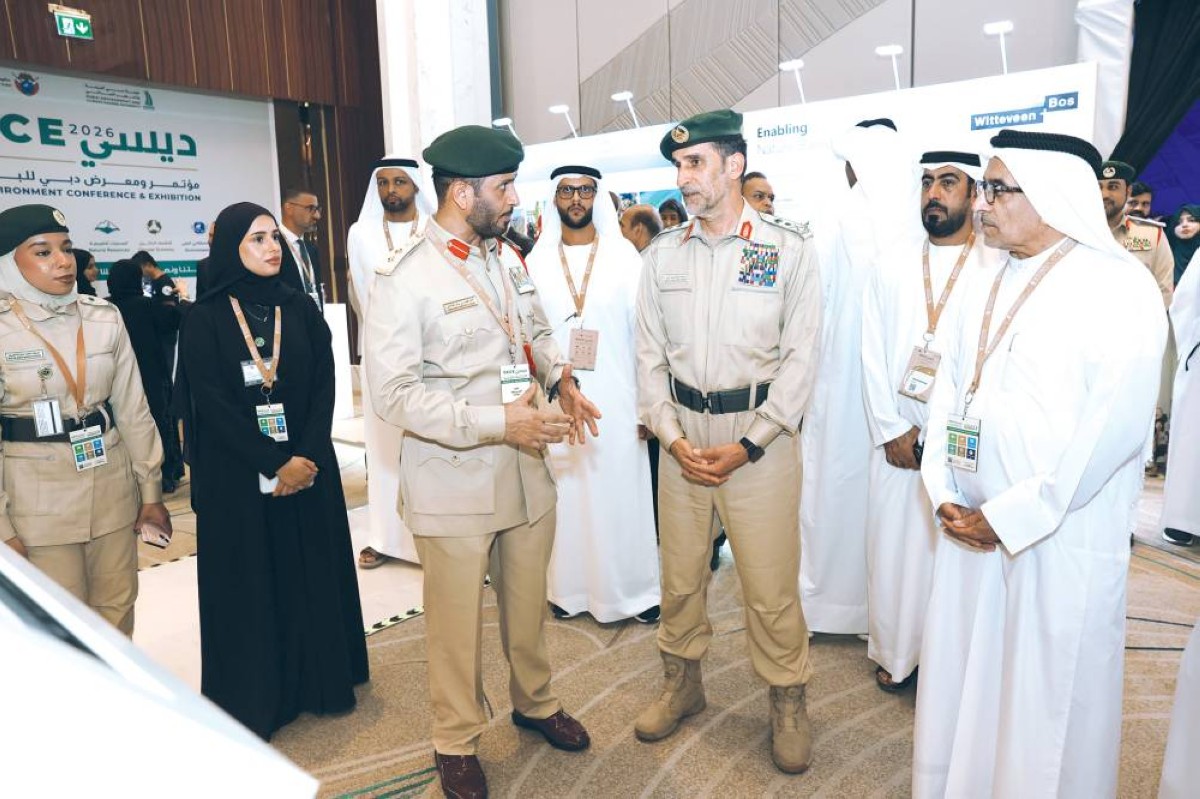 عبدالله المري خلال جولته في مؤتمر ومعرض دبي للبيئة