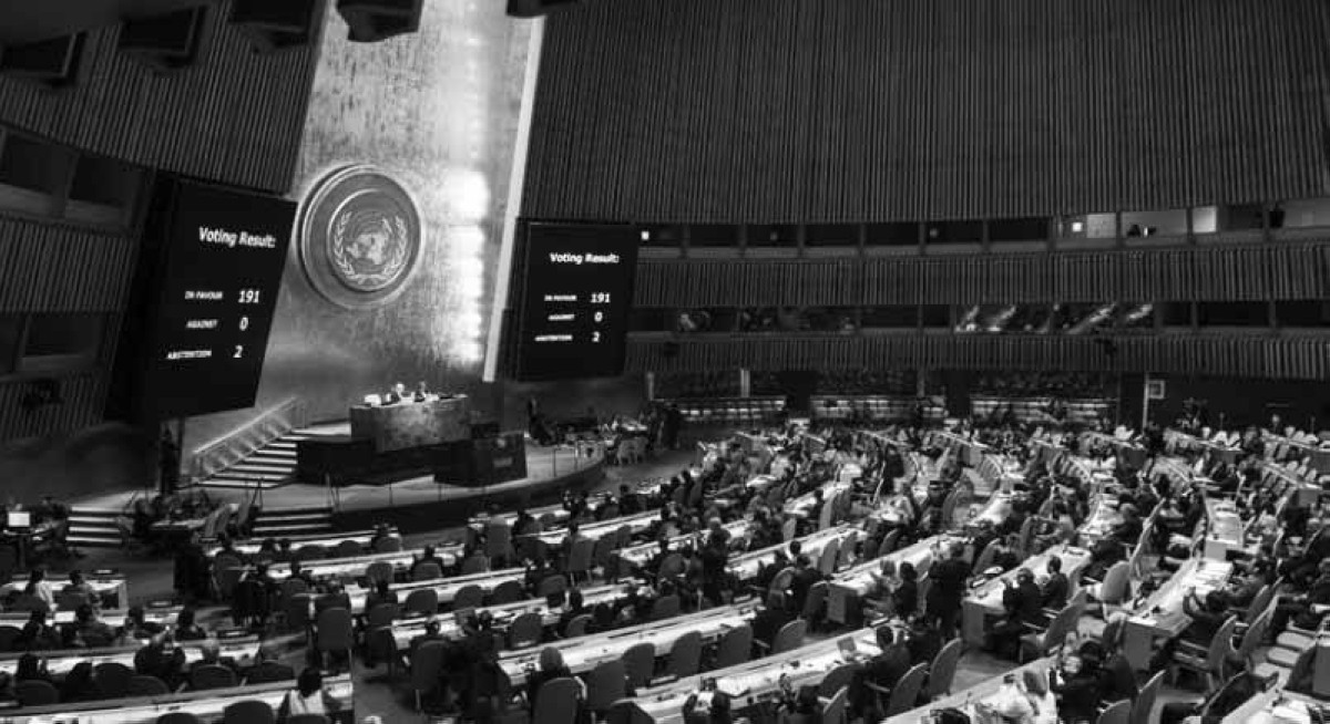 1994 - الجمعية العامة للأمم المتحدة تقر معاهدة حظر التجارب النووية.