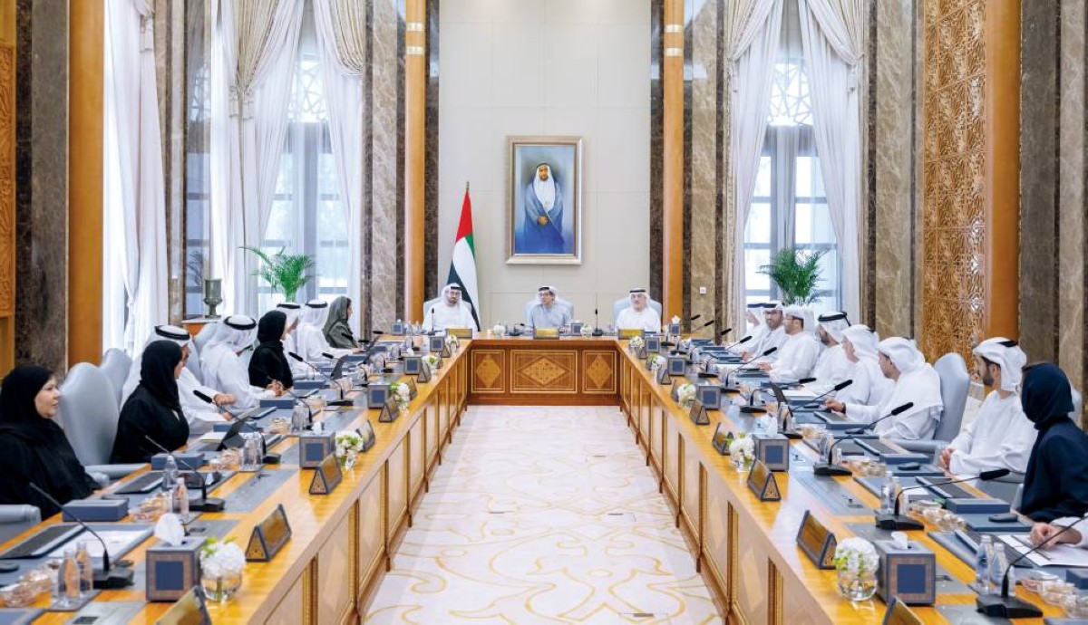 منصور بن زايد مترئساً الاجتماع بحضور محمد القرقاوي وعبدالرحمن العويس وسهيل المزروعي وسلطان الجابر وأحمد الصايغ وسناء سهيل وعمر العلماء ومريم الحمادي