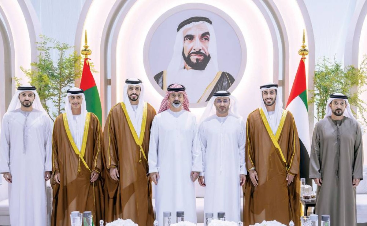 عمار وعبدالعزيز وراشد بن حميد في صورة تذكارية مع حمد الشامسي والعرسان