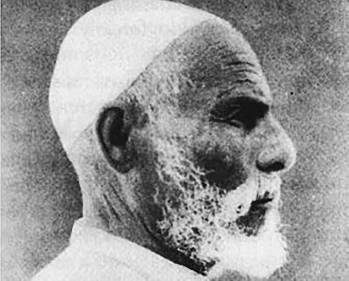 1931 -  الإيطاليون يأسرون الزعيم الليبي عمر المختار مصاباً.