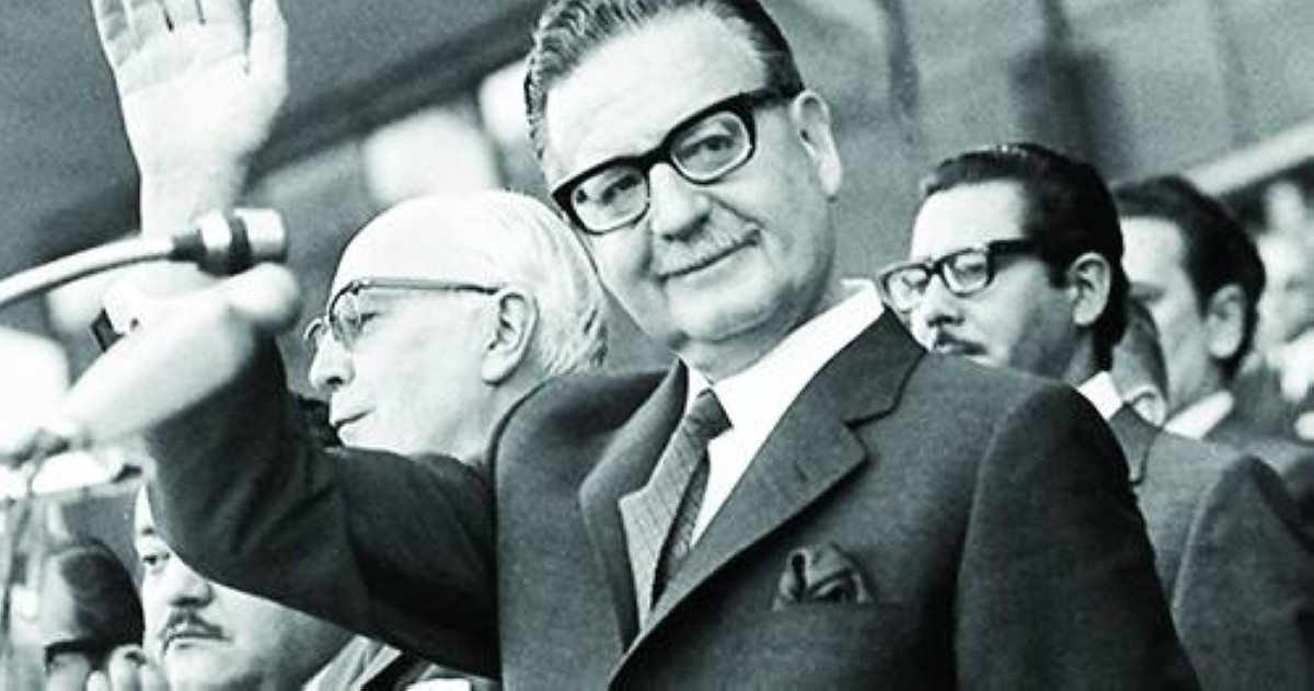 1973 -  انقلاب عسكري في تشيلي يطيح بالرئيس سلفادور أليندي، ويؤدي إلى مقتله.