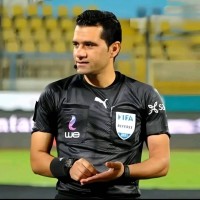 المهن الحقيقية للحكام أطباء ورجال أمن وقانون يحكمون الملاعب