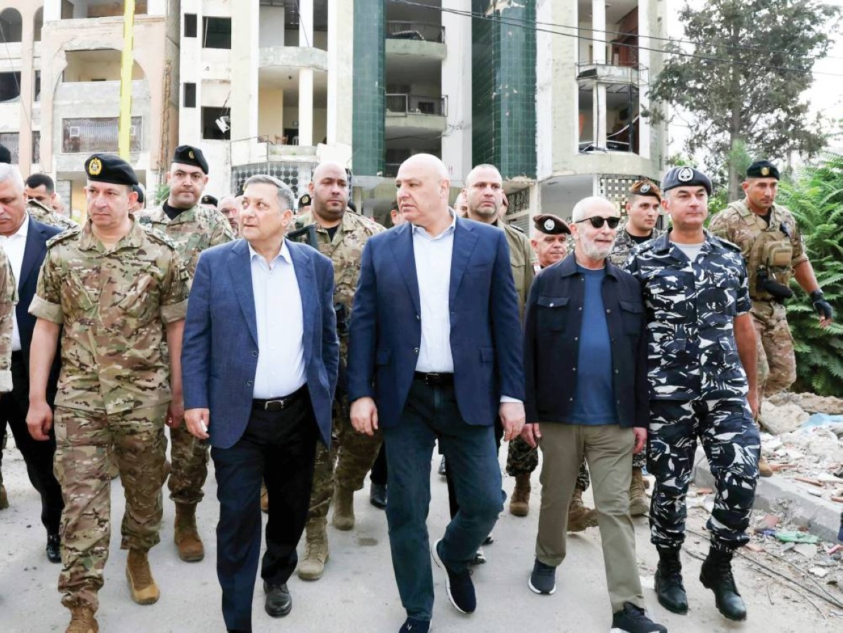 جوزيف عون خلال زيارته مدينة النبطية في جنوب لبنان برفقة قائد الجيش رودولف هيكل ومسؤولين أمنيين