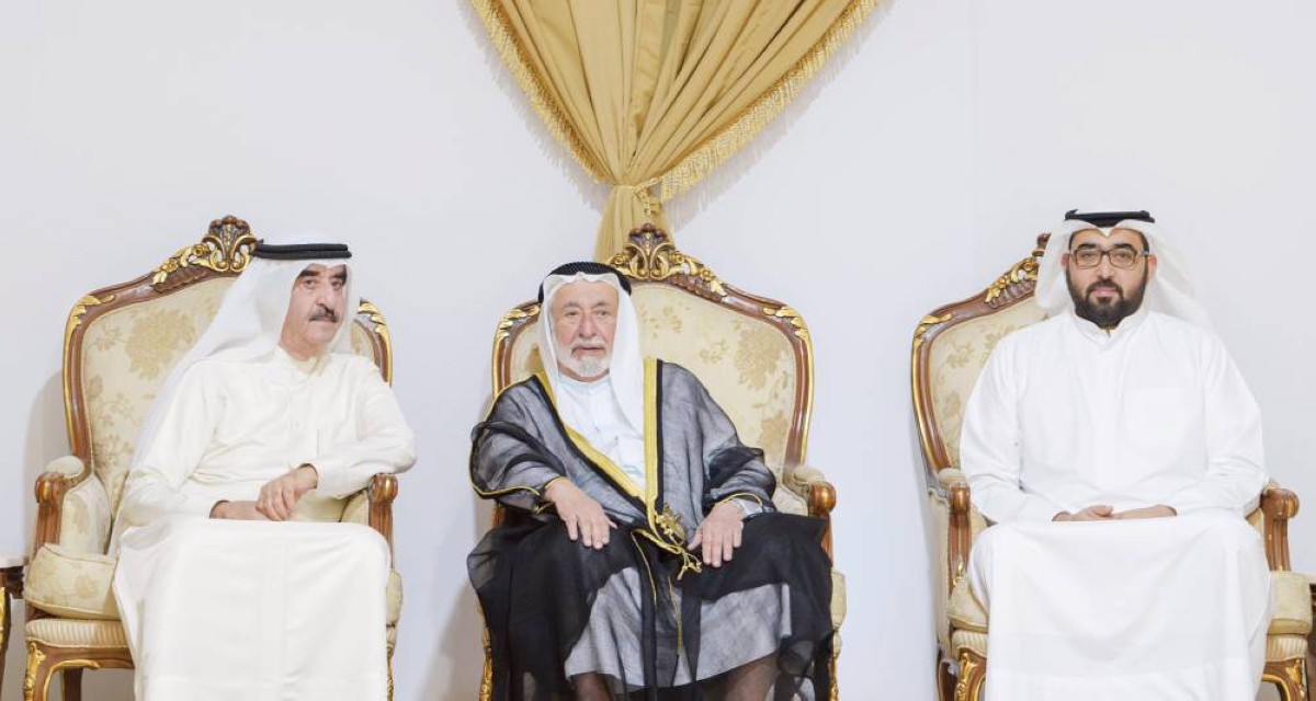 سلطان القاسمي وسعود المعلا خلال العزاء بحضور راشد بن سعود
