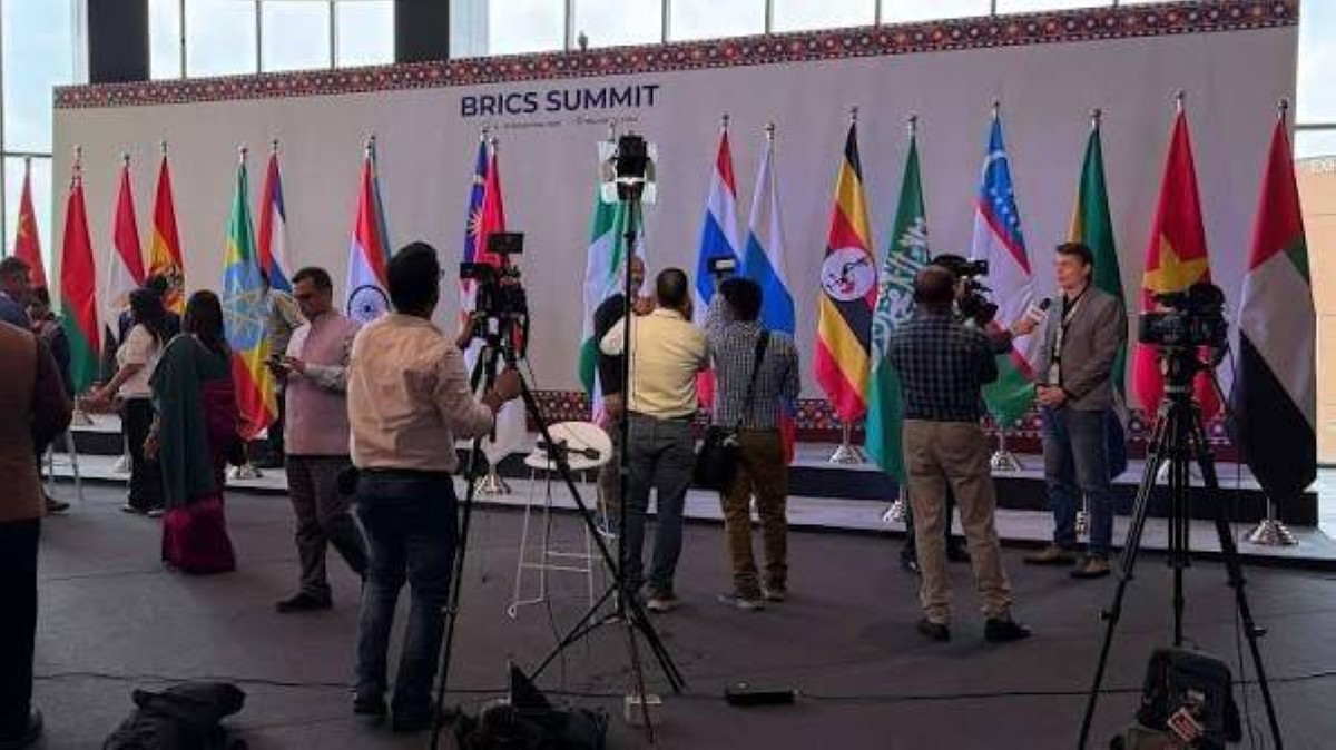 إعلاميون وخبراء في "قمة نيودلهي": الإمارات حلقة وصل إستراتيجية بين اقتصادات "بريكس" والعالم