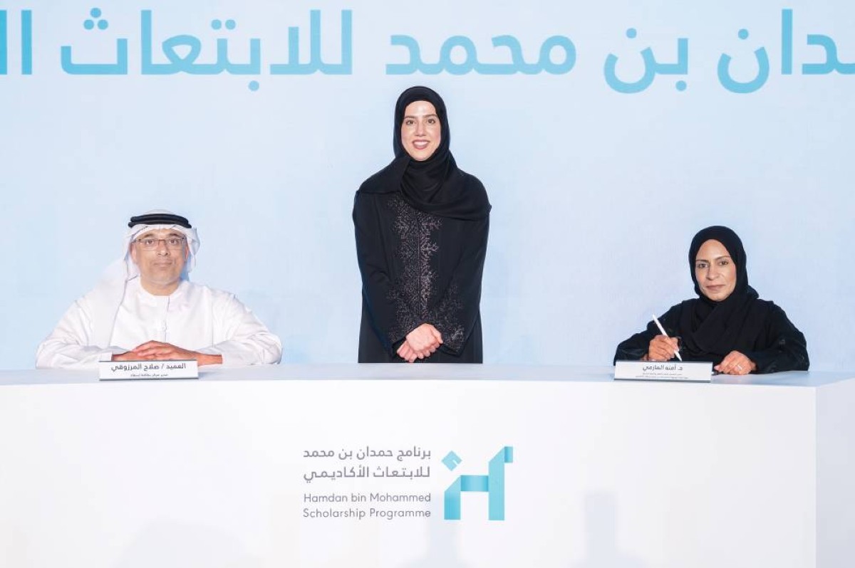عائشة ميران خلال توقيع صلاح المرزوقي وآمنة المازمي للمذكرة