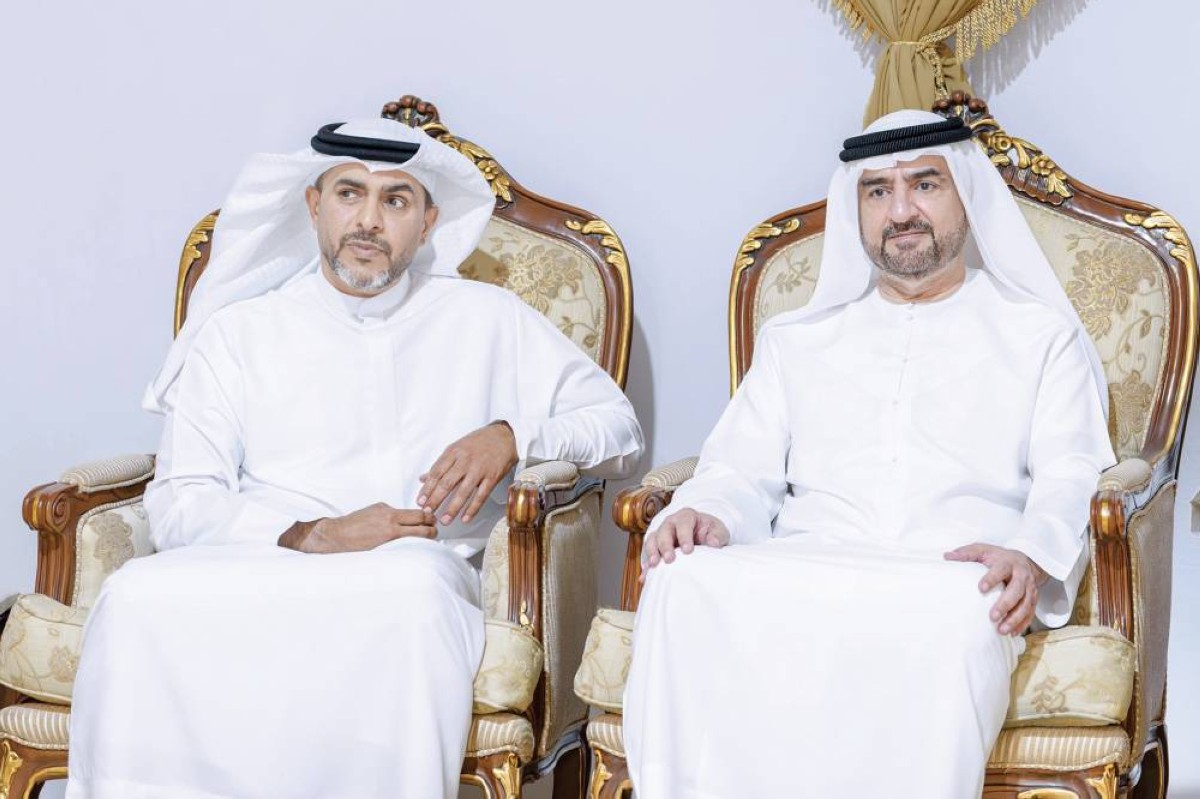 عبدالله بن سالم متقبلاً تعازي عبدالله النعيمي