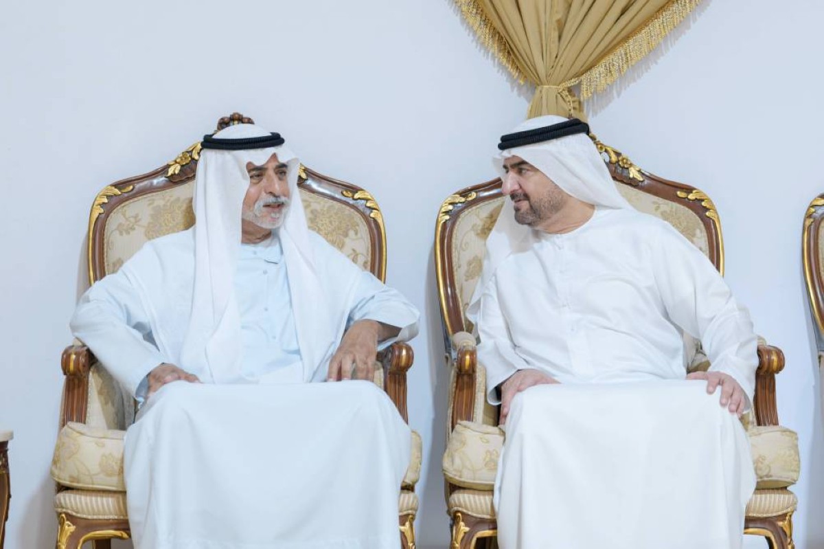 عبد الله بن سالم متقبلاً تعازي نهيان بن مبارك