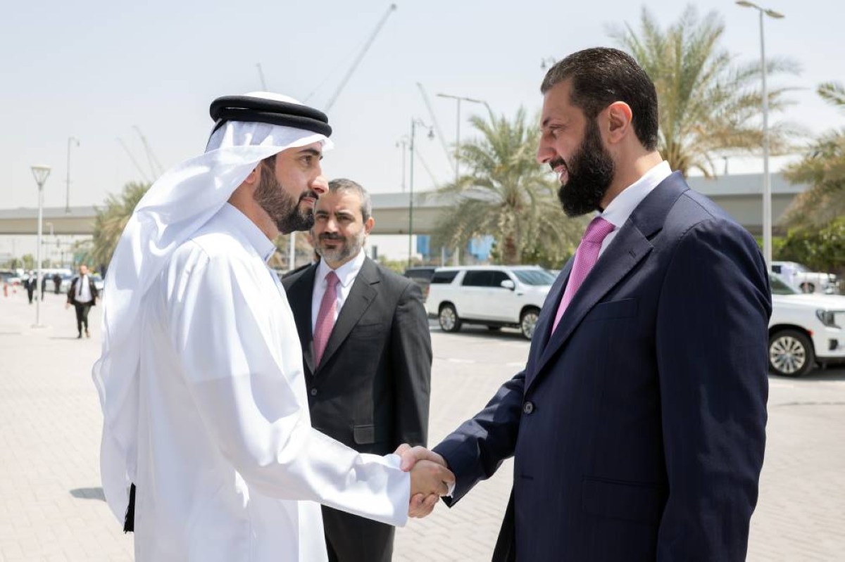 أحمد بن محمد يستقبل الرئيس السوري لدى وصوله مقر انعقاد قمة الإعلام العربي