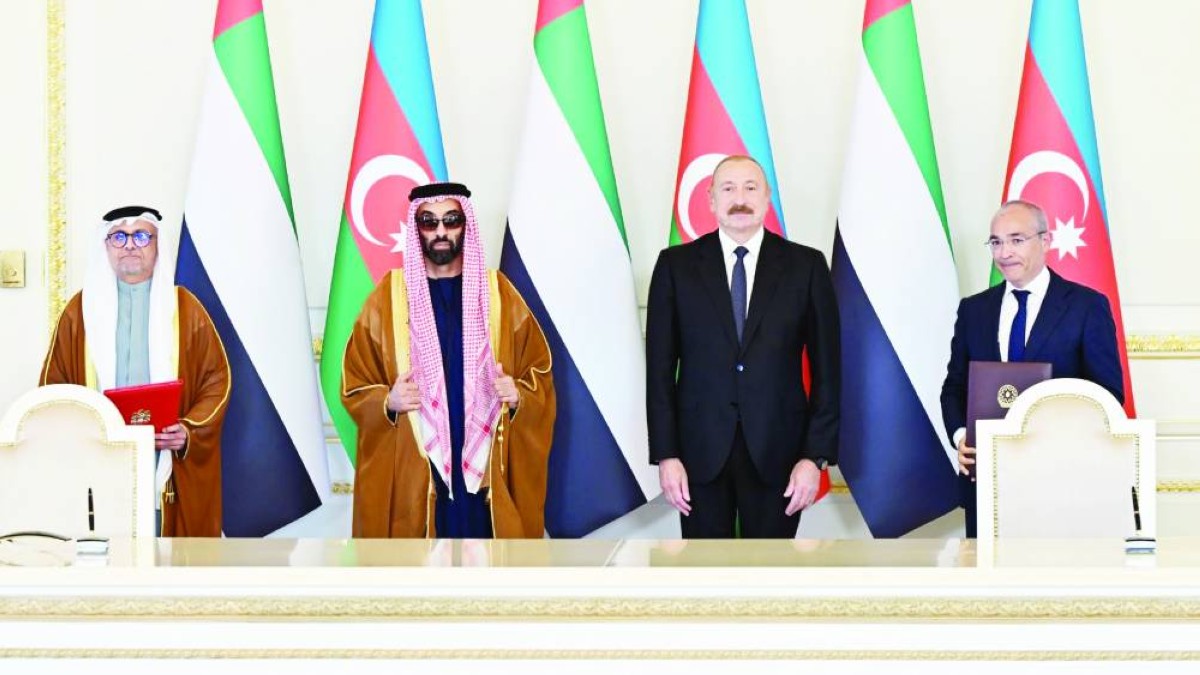 طحنون بن زايد وحيدر علييف يشهدان توقيع جاسم بوعتابه الزعابي وميكائيل جباروف الاتفاقية | من المصدر