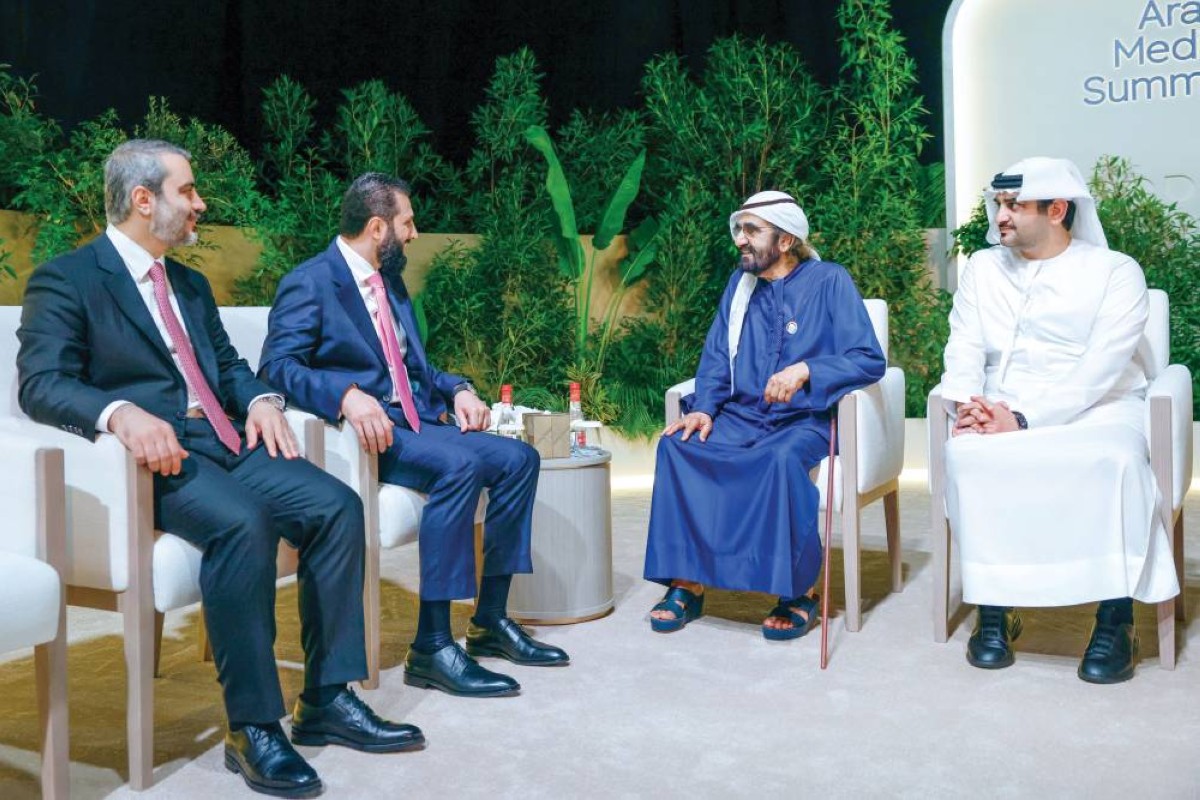 محمد بن راشد خلال الحديث مع أحمد الشرع بحضور مكتوم بن محمد وأسعد الشيباني