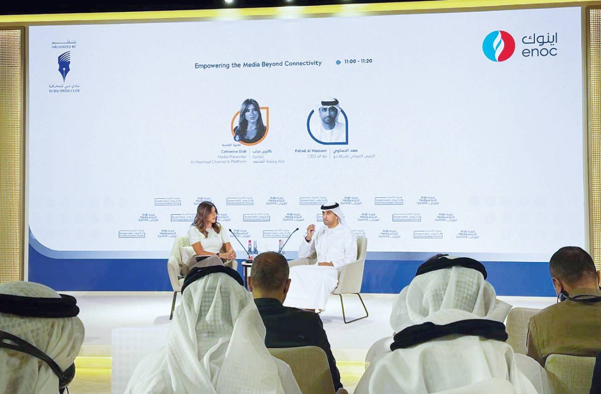 فهد الحساوي متحدثاً خلال جلسة حوارية أدارتها كاترين دياب