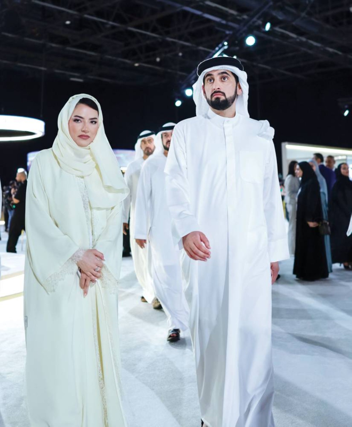 أحمد بن محمد خلال الجولة بحضور مريم الملا