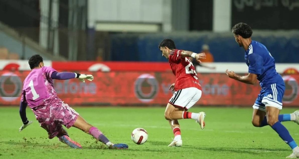 بثنائية الأهلي يهزم أبو قير للأسمدة ويتصدر الدوري المصري