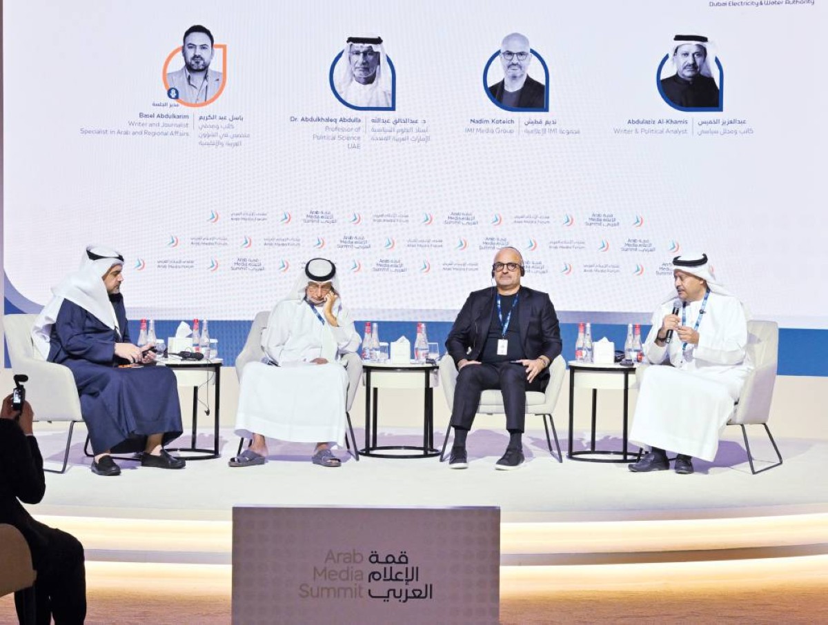 عبدالخالق عبدالله وعبدالعزيز الخميس ونديم قطيش خلال الجلسة التي أدارها باسل عبدالكريم