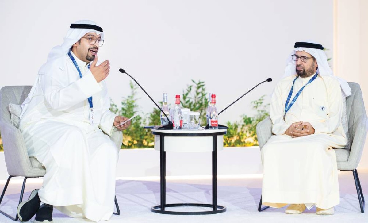علي النعيمي وخليفة المزين خلال الجلسة
