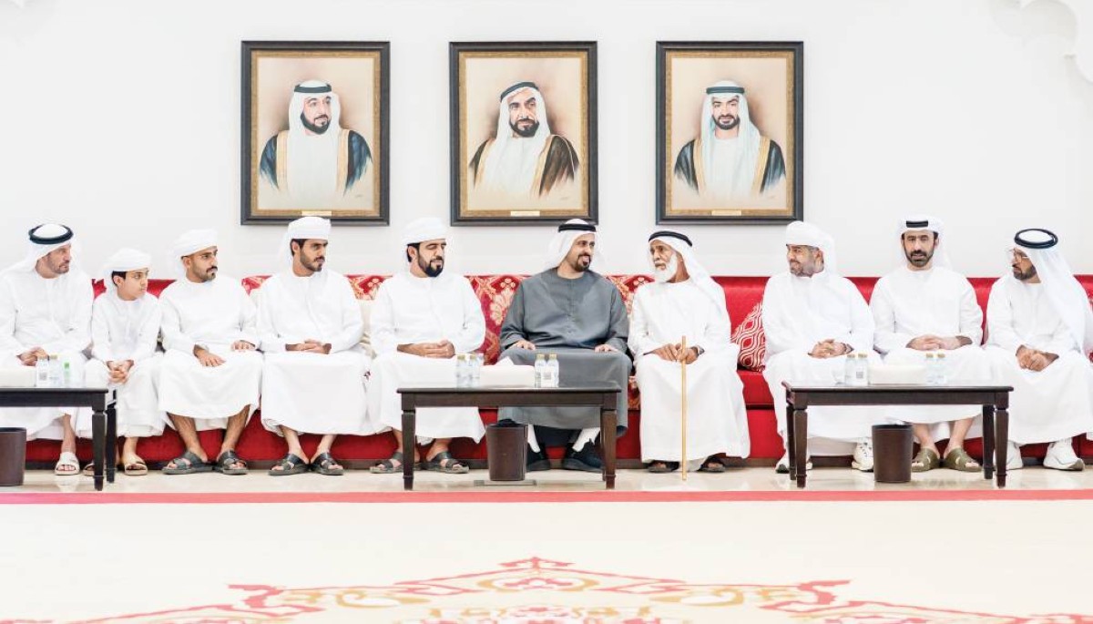 ذياب بن محمد خلال تقديم واجب العزاء إلى أسرة الشهيد سعيد الشامسي 