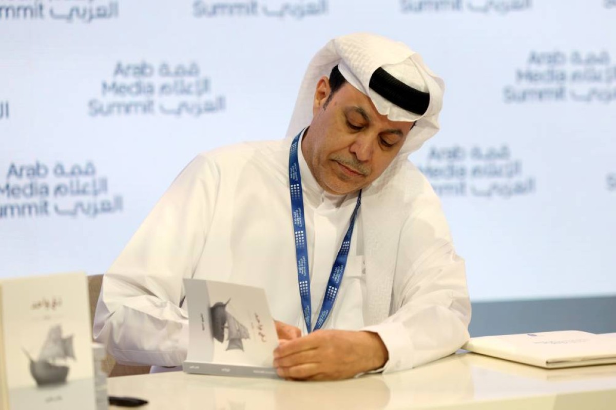 ظاعن شاهين خلال توقيع روايته «دمنا واحد» ضمن فعاليات «قمة الإعلام العربي 2026»