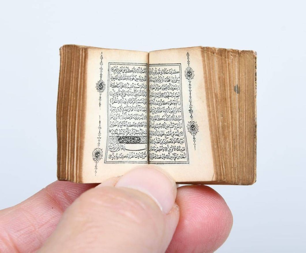 مصحف مصغر عمره 130 عاما في "معرض أبوظبي للكتاب"