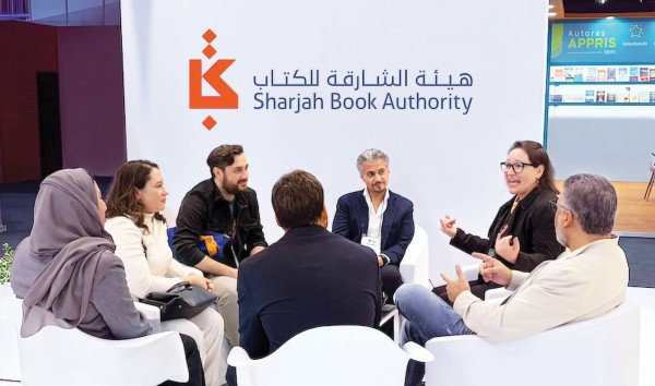 أحمد العامري والحضور خلال إحدى فعاليات «الشارقة للكتاب» في المعرض