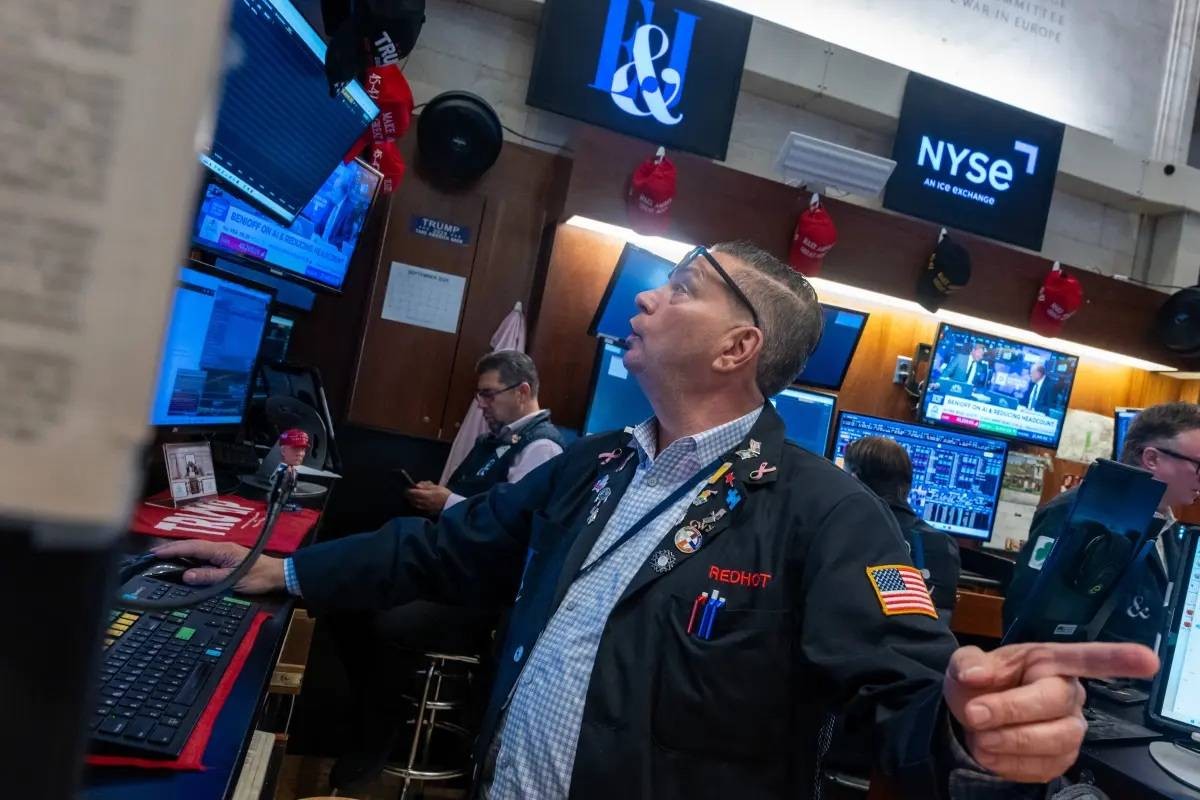 صدمة رفع الفائدة تهز "وول ستريت".. و"داوجونز" يعاني سقوطاً حراً فاقداً 621 نقطة