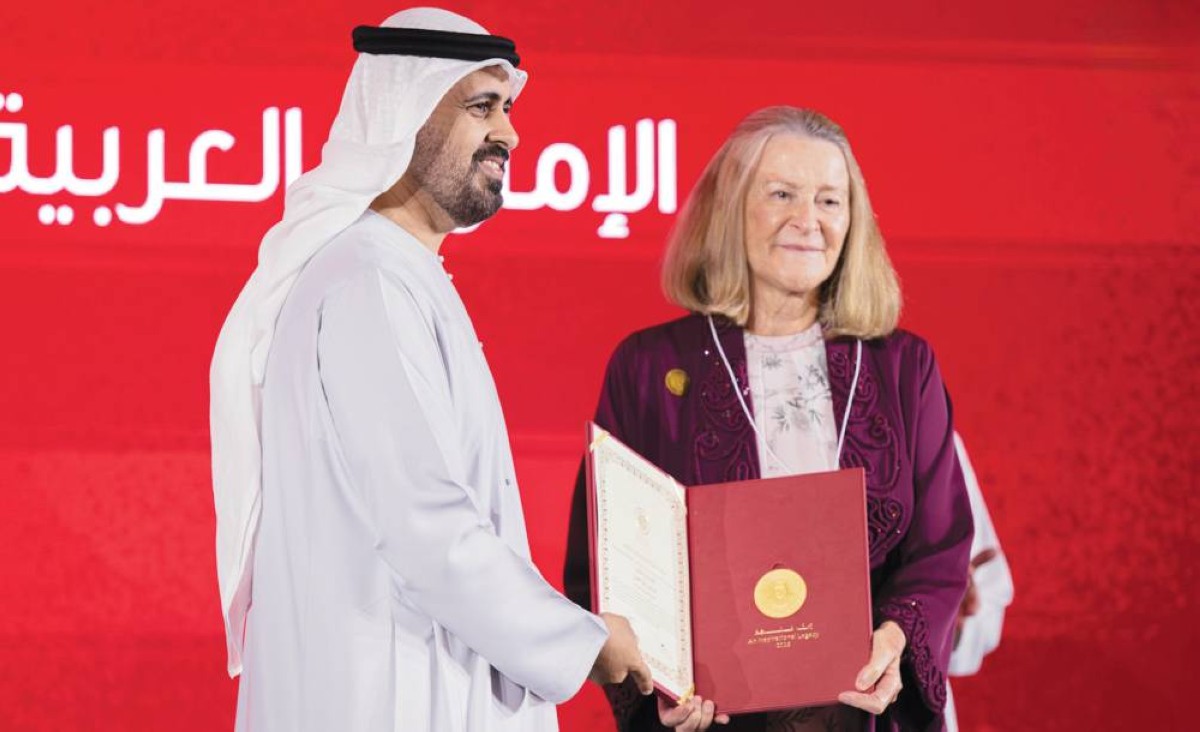  سموه يسلم إيزابيل بالهول تكريم مؤسسة الإمارات للآداب 