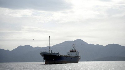 انخفاض عدد السفن العابرة لمضيق هرمز