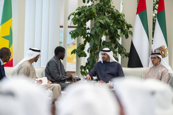 محمد بن زايد ورئيس السنغال يبحثان تعزيز علاقات التعاون بين البلدين
