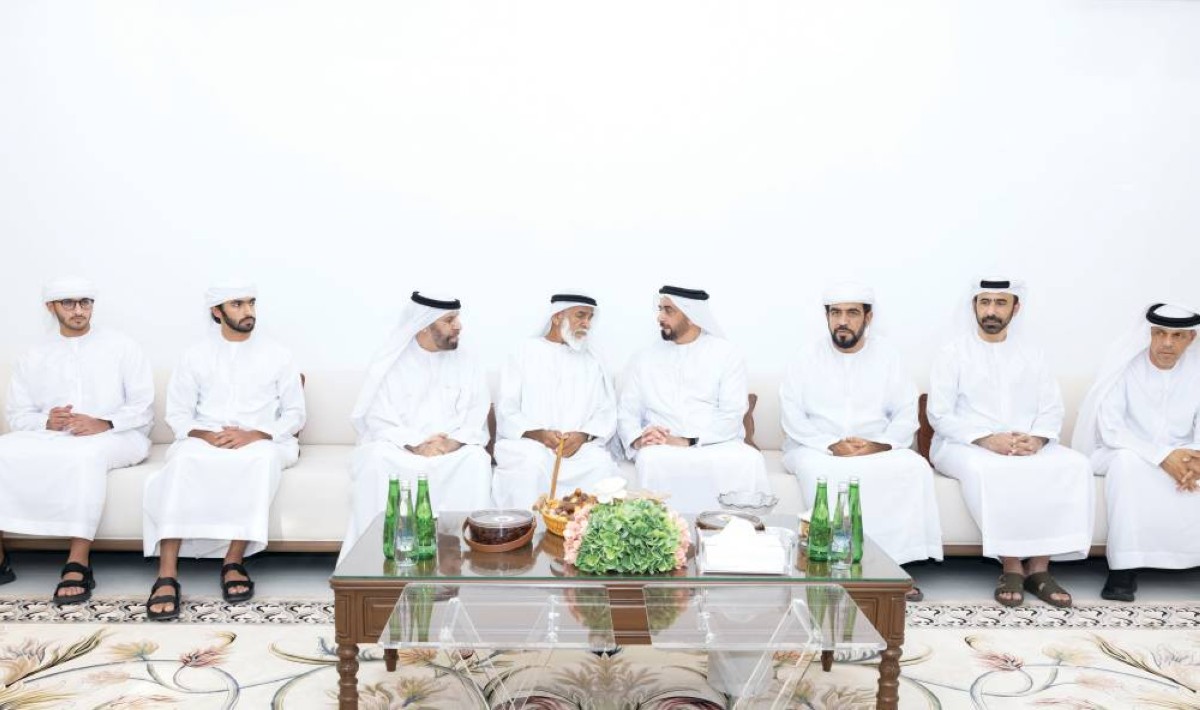 سيف بن زايد خلال تقديم واجب العزاء إلى أسرة الشهيد سعيد الشامسي