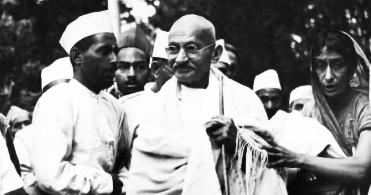 1932 -  المهاتما غاندي يضرب عن الطعام احتجاجاً على الانتخابات.