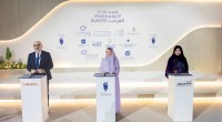 مريم الملا ومنى بوسمرة وألبرت شفيق خلال التوقيع