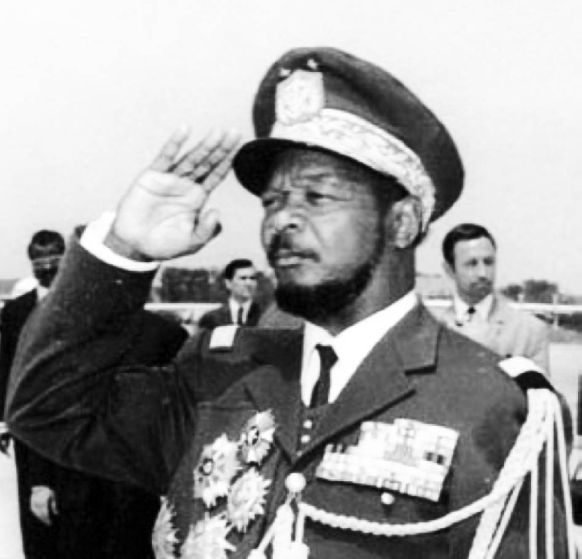 1979  انقلاب عسكري في أفريقيا الوسطى يزيح جان بيدل بوكاساعن الحكم.