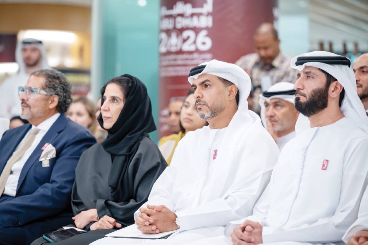 عبدالله النعيمي ومريم الحمادي والحضور خلال المؤتمر الصحفي للإعلان عن الحدث