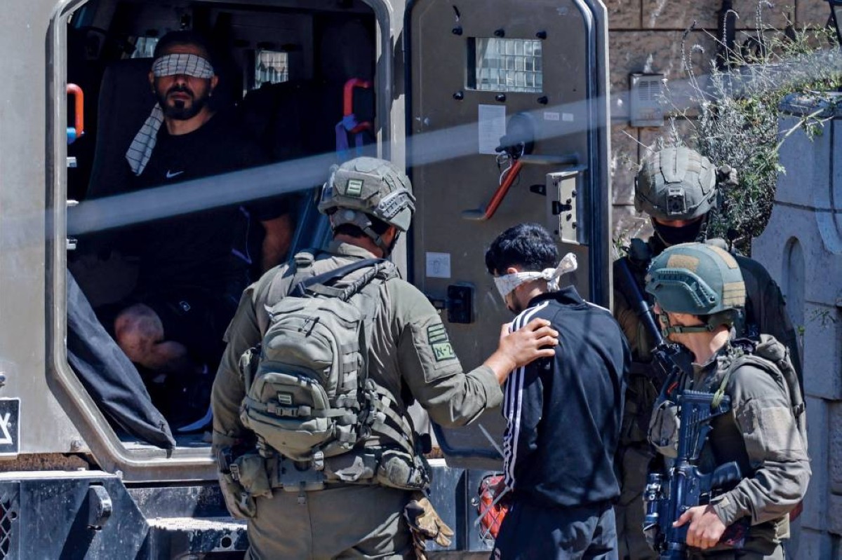 رجال فلسطينيون معصوبو الأعين اعتقلتهم القوات الإسرائيلية في قرية بدّو شمال غربي القدس