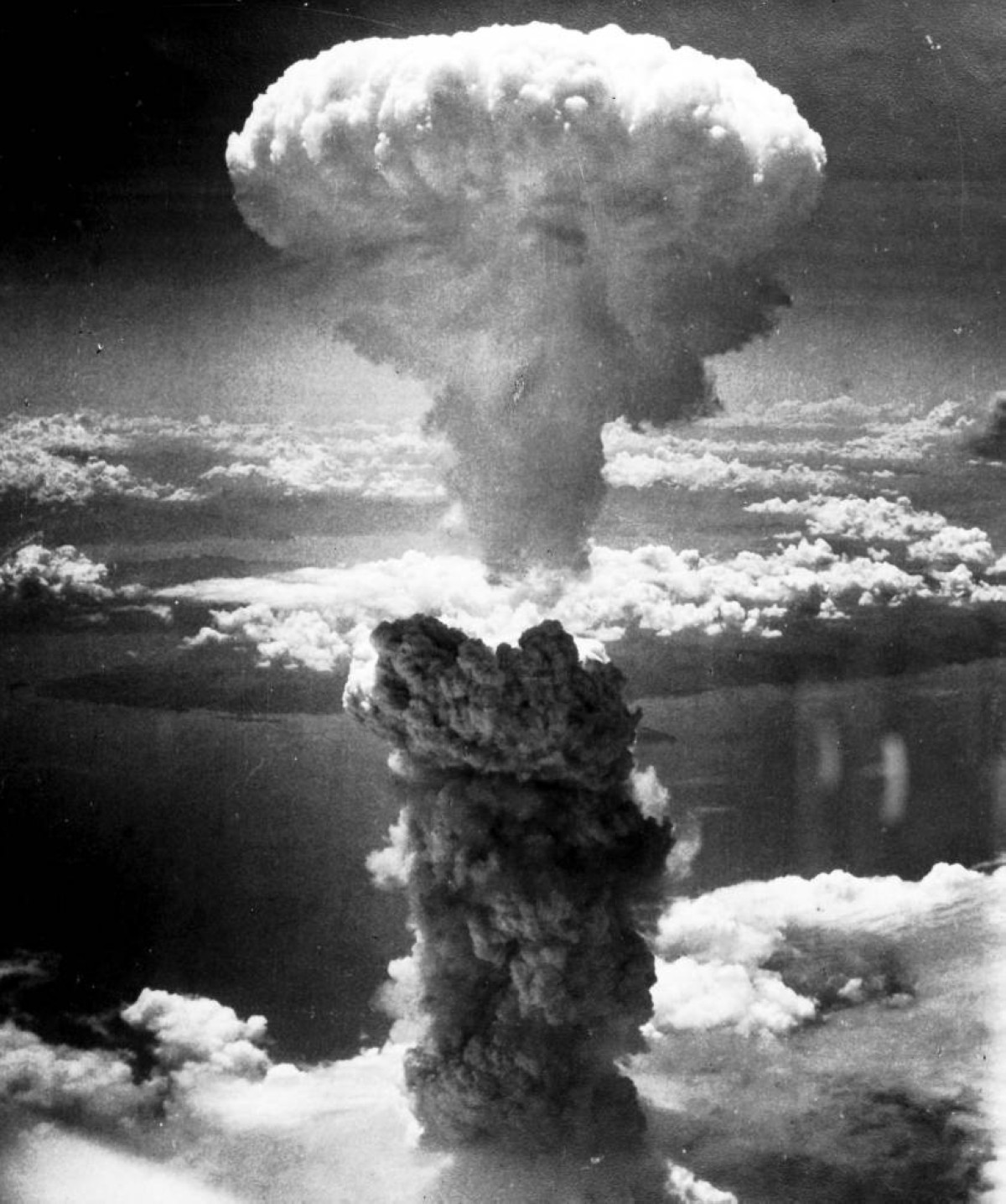 1949 الاتحاد السوفييتي يفجر قنبلته الذرية الأولى.
