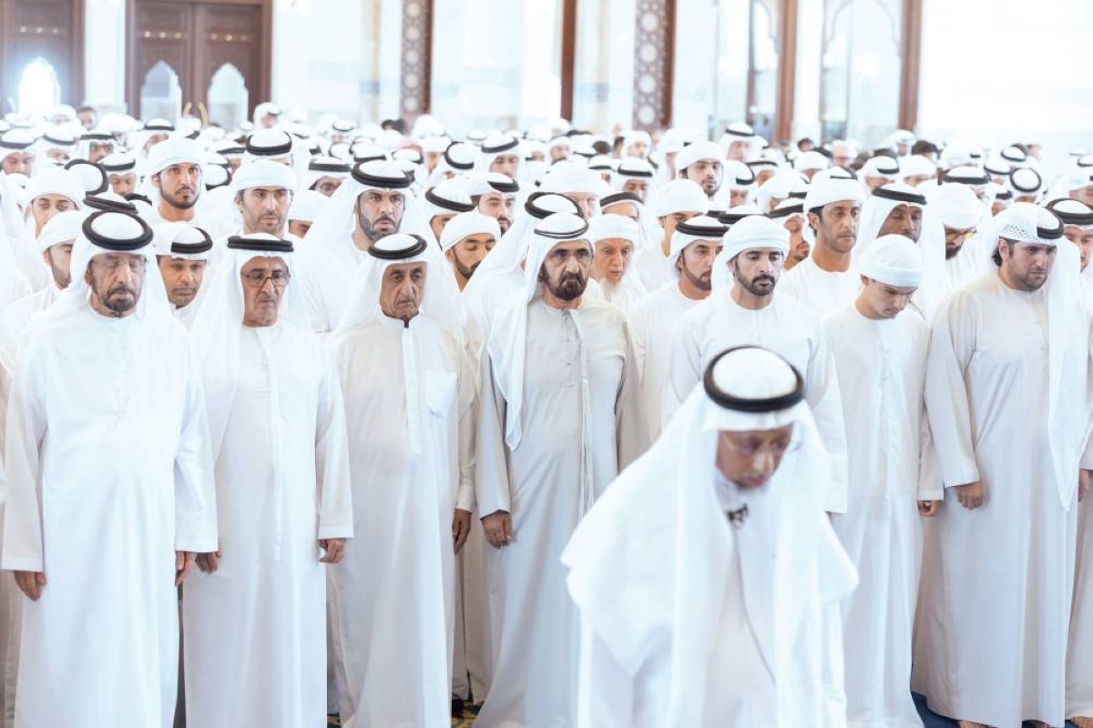 محمد بن راشد خلال صلاة الجنازة وإلى جانبه حمدان بن محمد وأحمد والمر بن مكتوم ومحمد بن خليفة وسعيد بن حمدان بن راشد وأحمد الحداد