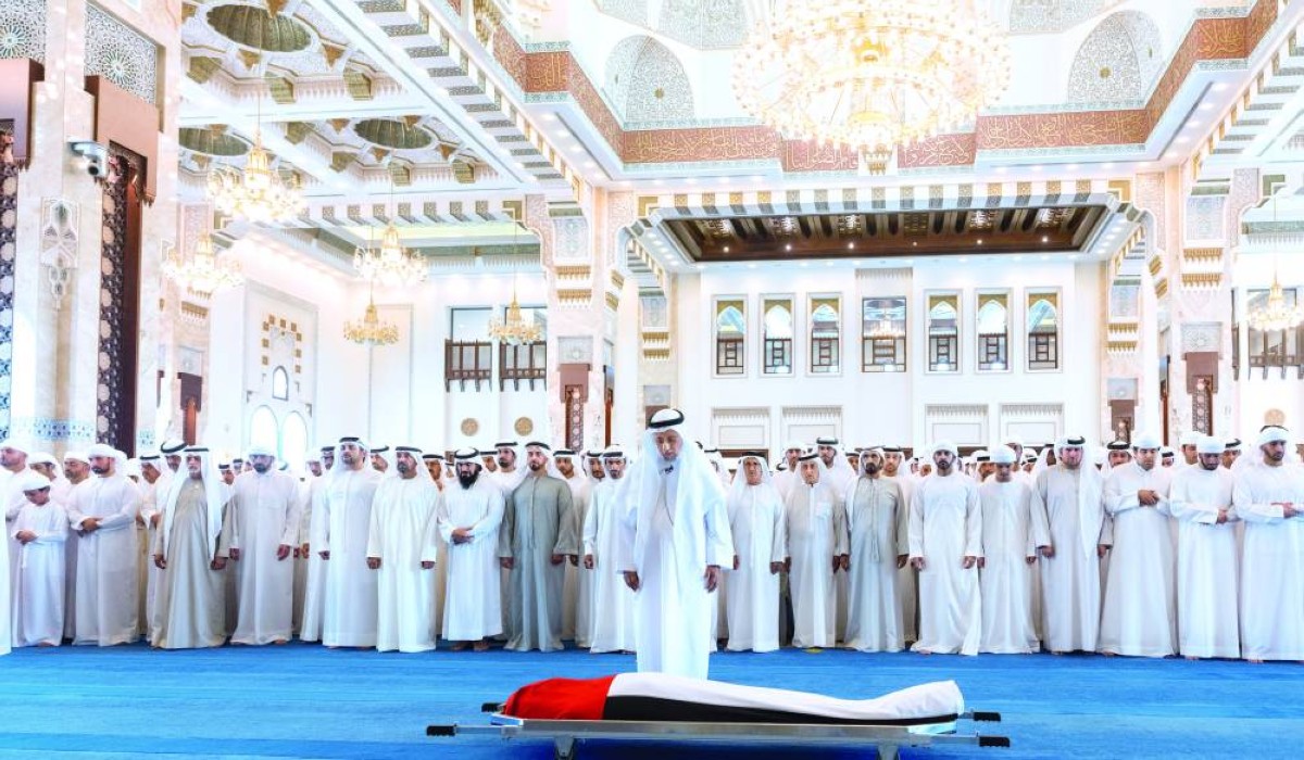 محمد بن راشد يؤدي صلاة الجنازة على جثمان أحمد بن راشد