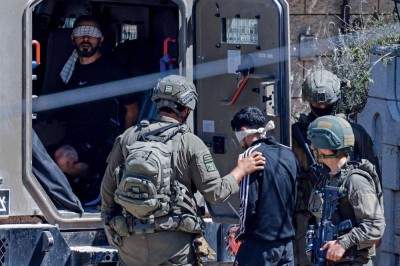 رجال فلسطينيون معصوبو الأعين اعتقلتهم القوات الإسرائيلية في قرية بدّو شمال غربي القدس
