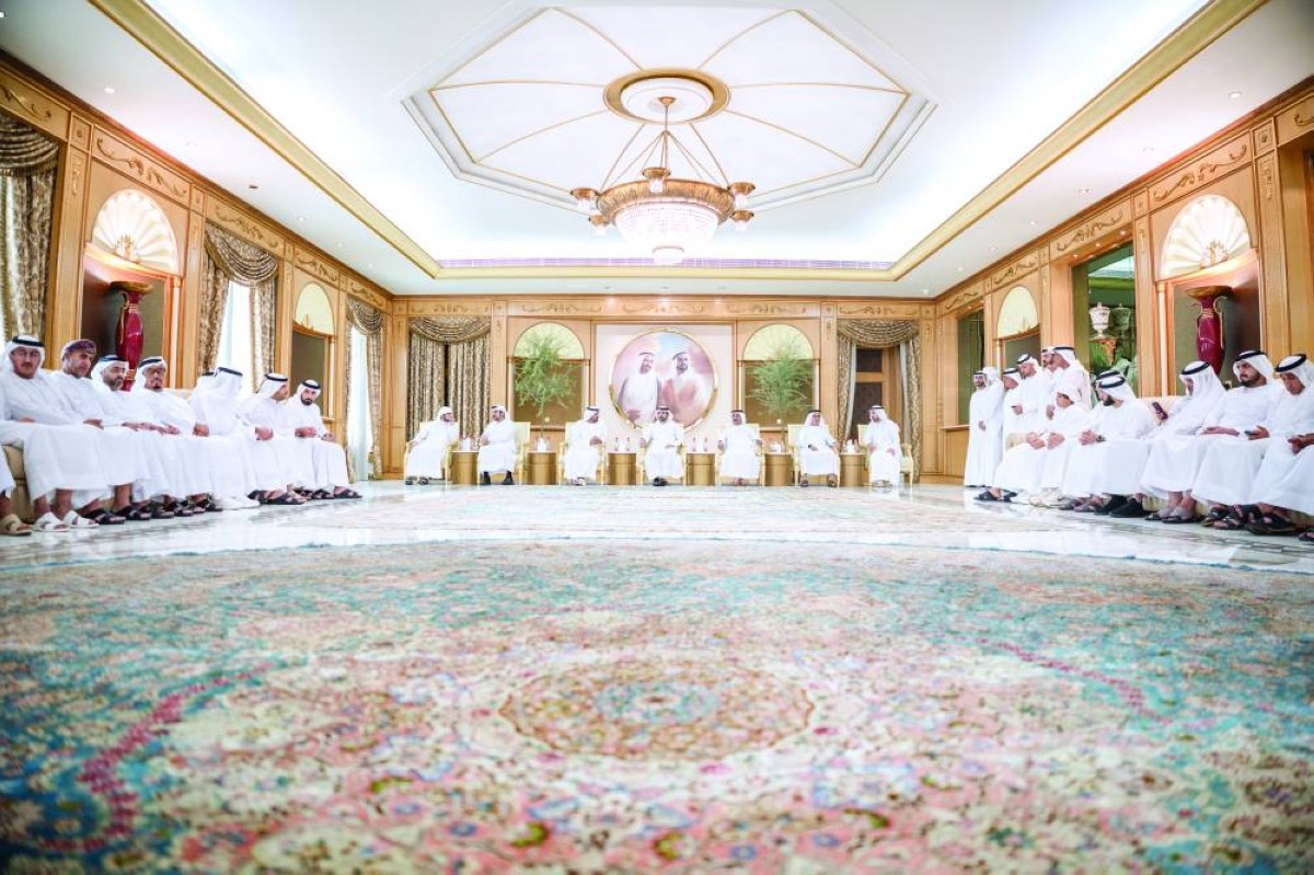 حمدان ومكتوم وأحمد بن محمد خلال العزاء بحضور أحمد بن سعيد وحشر بن مكتوم والمر بن مكتوم وبطي بن مكتوم